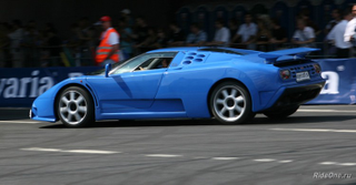 Illustration for article titled Bugatti EB110 Crashed In Moscow